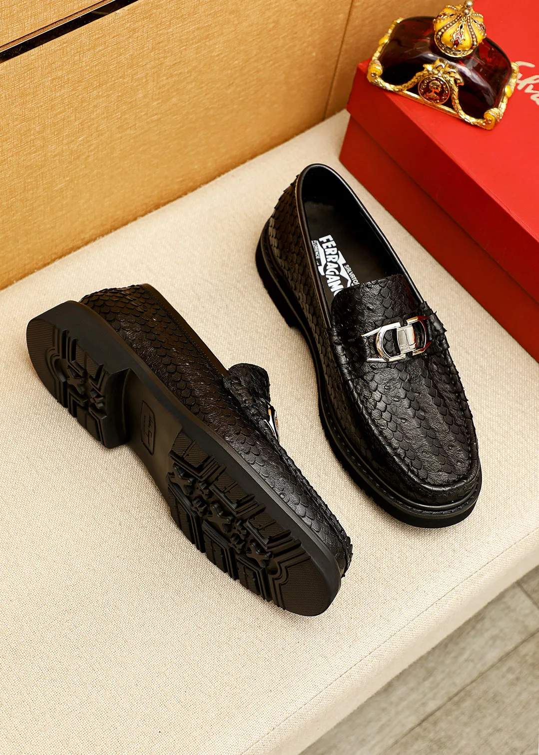 Men's shoes 💰520 💐 Product trademark: Ferragamo "Ferragamo" casual leather shoes Regular size: 38-44 (45.46🉑️customized) Product materials: Selected imported first-layer calfskin embossed upper + original hardware buckle, imported water-dyed cow leather lining. Strong three-dimensional visual effect, original outsole color: 1⃣️color optional